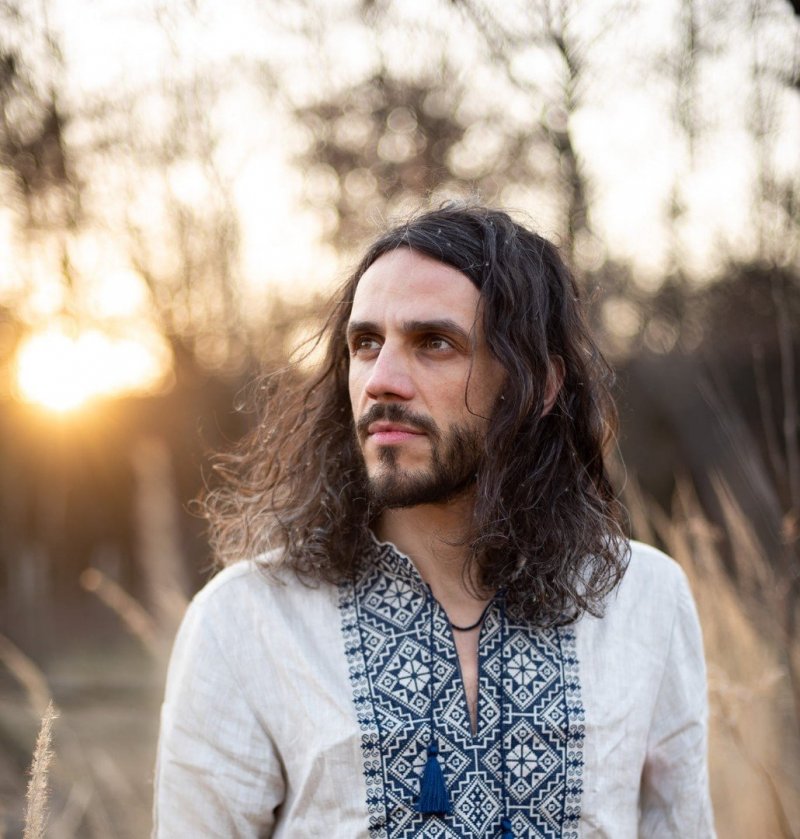 S batohem na zádech a palcem nahoru