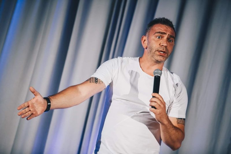 Michael Szatmary: Lokálny sexsymbol