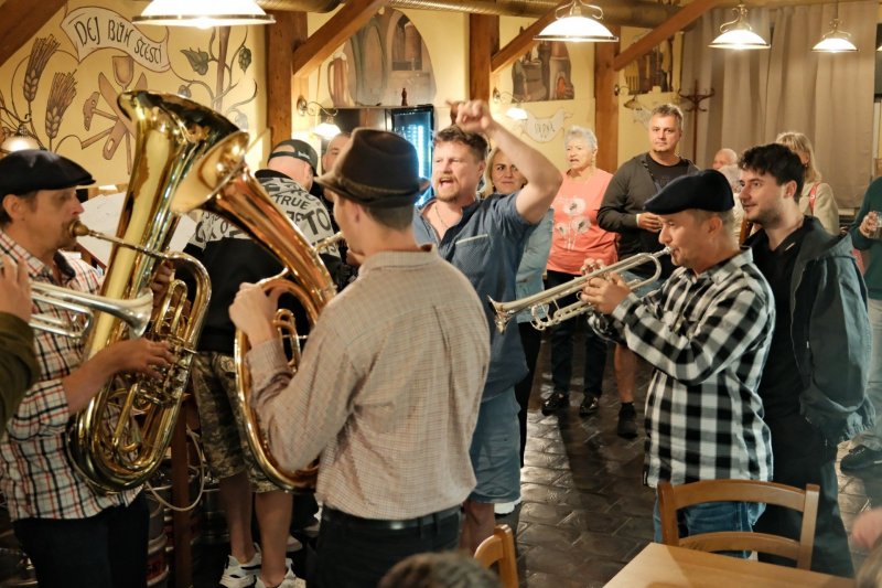 Čaj (p)o páté: Komorní hospodský orchestr