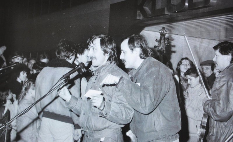 Kulturní dům UH se stal také svědkem společenských proměn a občanského setkávání. Dne 20. prosince 1989 se před tehdejším Sdruženým klubem pracujících konaly „Vánoce s fórem“, které propojily předvánoční atmosféru s čerstvě nabytou svobodou. | Foto Miroslav Potyka