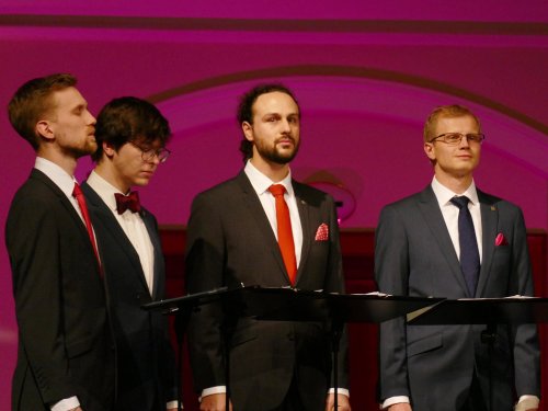 12_GENTLEMEN SINGERS